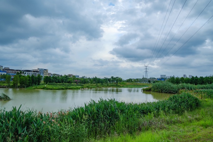 野外湖边满天乌云压顶阴云密布