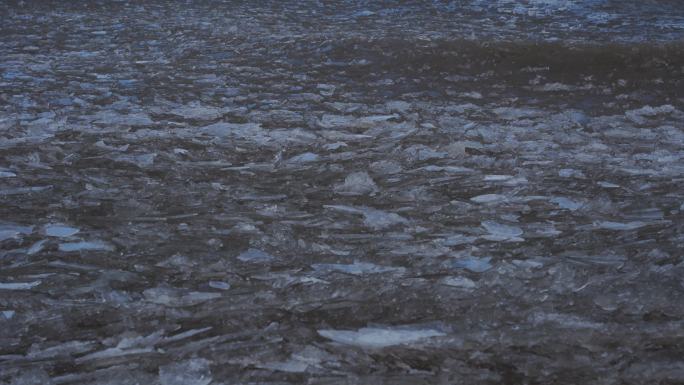 赛里木湖湖面冰推冰凌