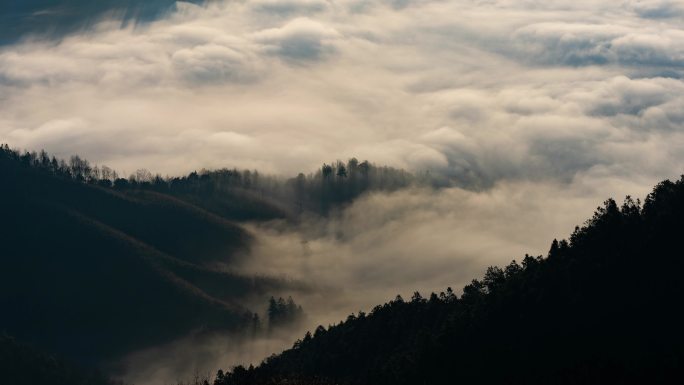 云海翻腾山峰气势磅礴