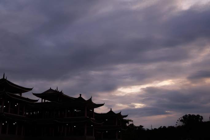 中式园林古建筑屋顶满天乌云压顶阴云密布
