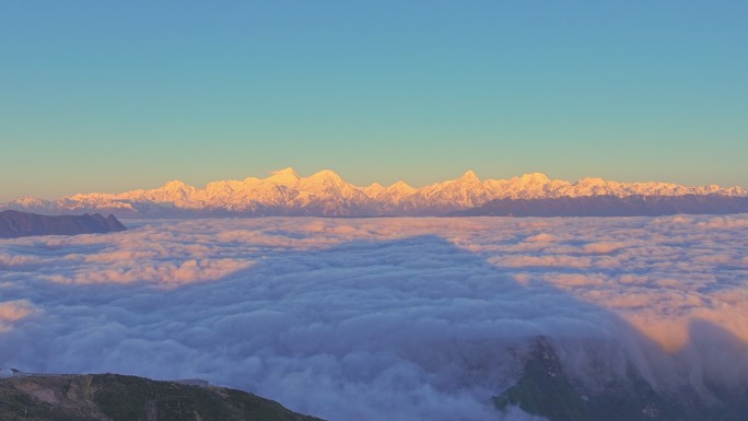 4K贡嘎雪山日照金山、云海、星空延时