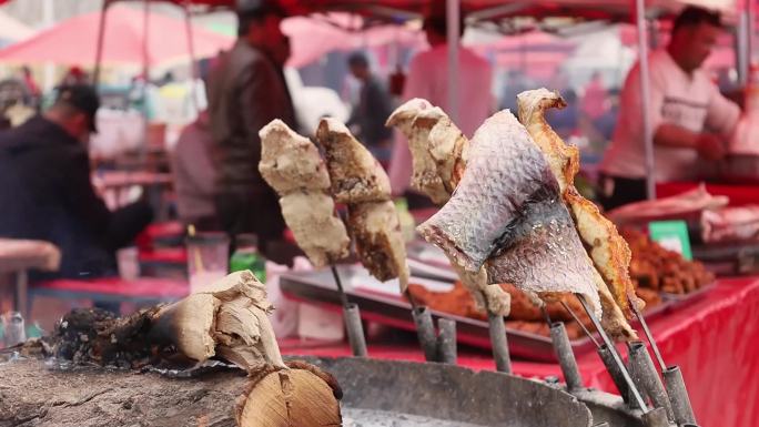 新疆巴扎上卖烤鱼的商户
