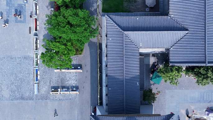 俯瞰地面停车场古镇步行街游客横移