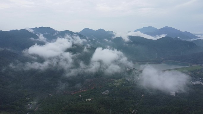 广东东莞：雨后银瓶山云雾缭绕