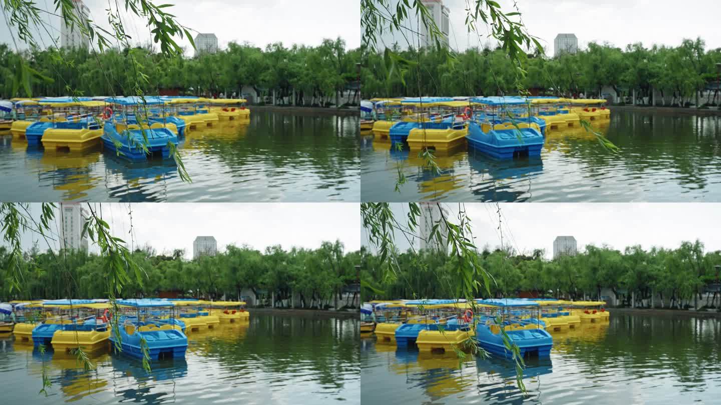 公园游船翠湖划船阴天儿童游玩3701