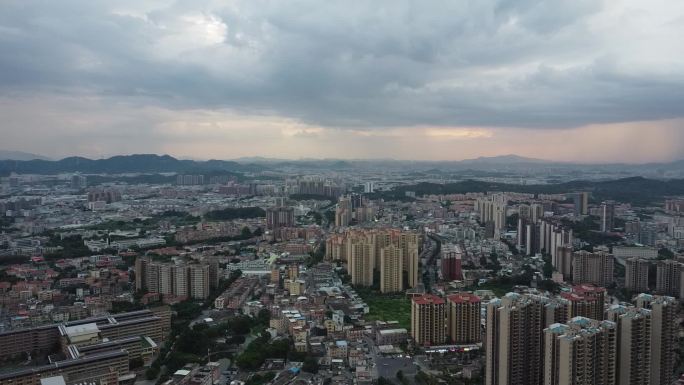 广东东莞：台风将至 天空浓云密布出现骤雨