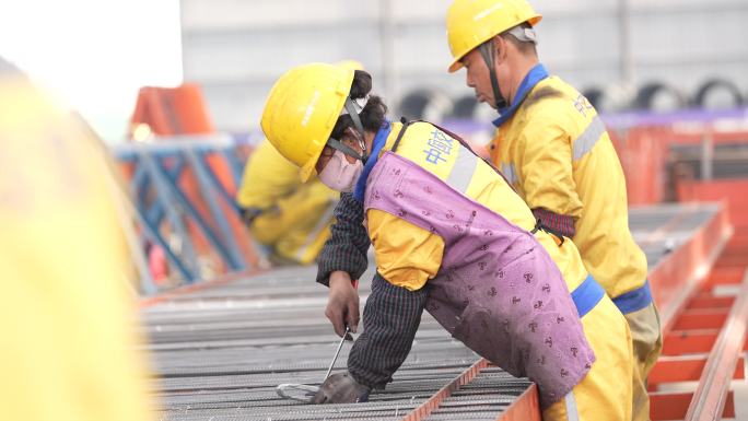 建筑工业智慧工厂智能钢筋绑扎生产线工人