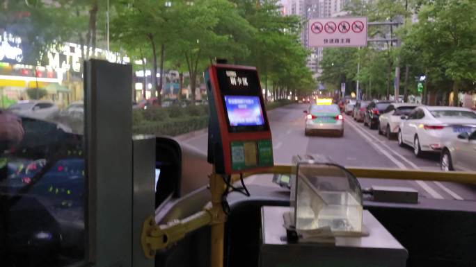 公交车司机开车公共汽车城市交通低碳出行