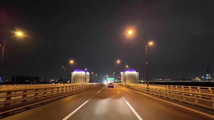 城市夜晚夜景开车第一视角汽车窗外沿途风景