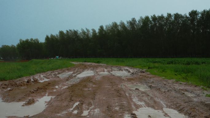 雨天户外乡间小路雨水泥土