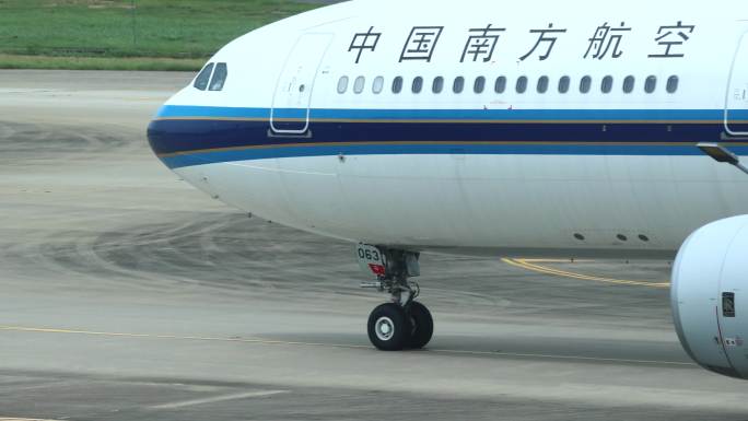中国南方航空空客A330客机上客滑行起飞