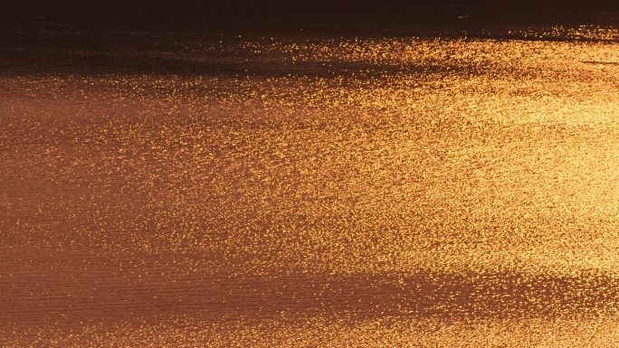 夕阳黄昏湖面水面波光闪烁
