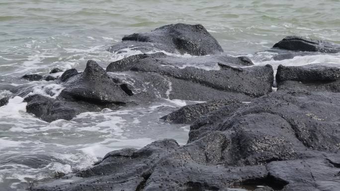 海浪拍打礁石