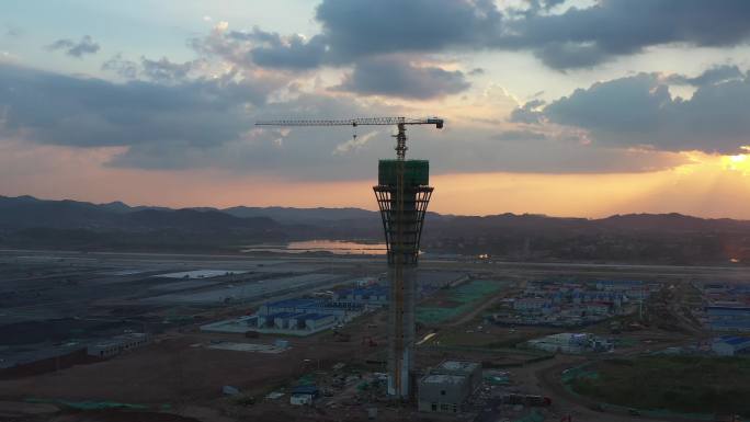 4k 鄂州机场建设中的塔楼 夕阳下的塔楼