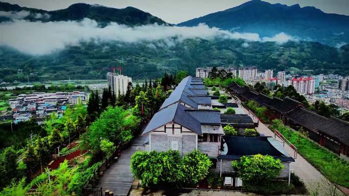 半山云雾飘渺下的兰家山别墅晨曦