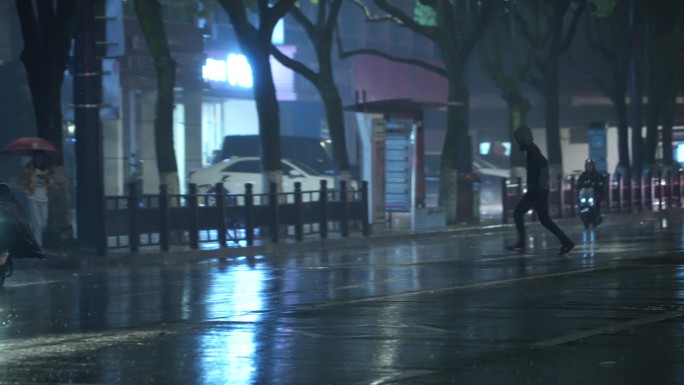 4K雨天夜间行人横穿马路