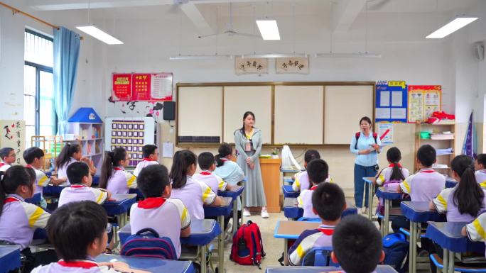 教室认真听课的学生