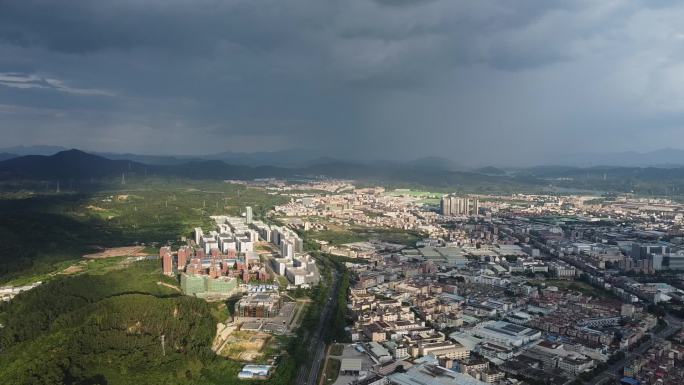 广东东莞：台风将至 出现晴雨交加天气