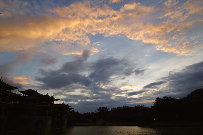 中式园林古建筑屋顶满天乌云压顶阴云密布