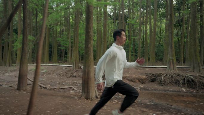 男子在丛林树林间奔跑