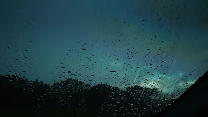 下雨天阴天汽车玻璃上的雨水雨滴