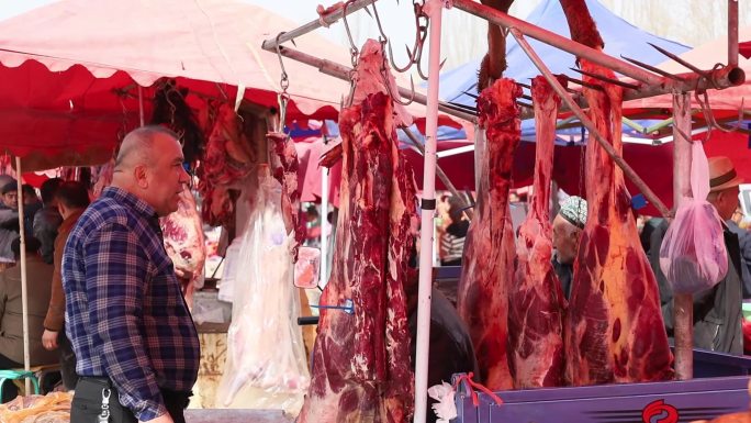 新疆巴扎上卖羊肉的商户