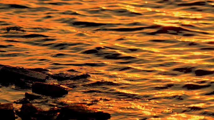 夕阳下水波纹湖水海