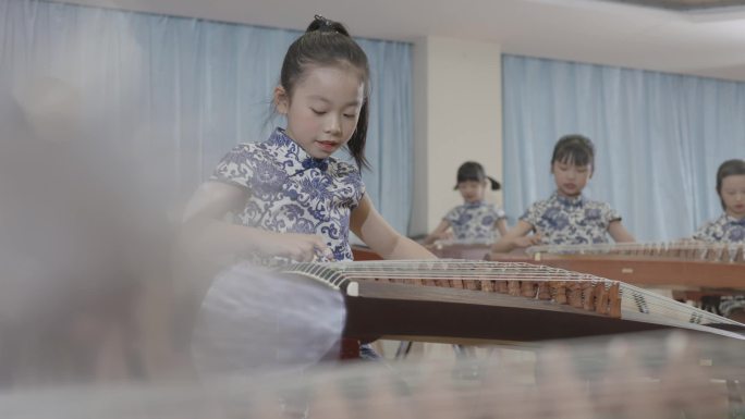 唯美小孩旗袍弹古筝传统乐器兴趣班音乐课