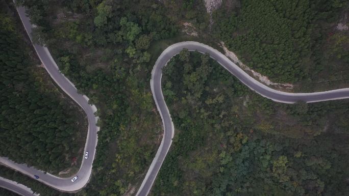 蜿蜒的盘山公路