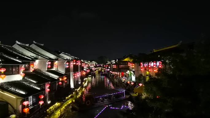 夜晚苏州河中游客游船