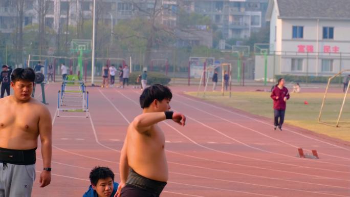 大学生运动会学生运动员在训练扔铅球体育运