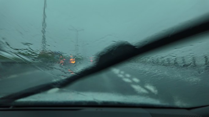 【4k慢镜头】暴雨天气车辆在高速上行驶