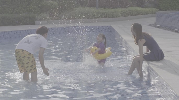 一家人亲子活动玩水温馨快乐小孩子玩耍