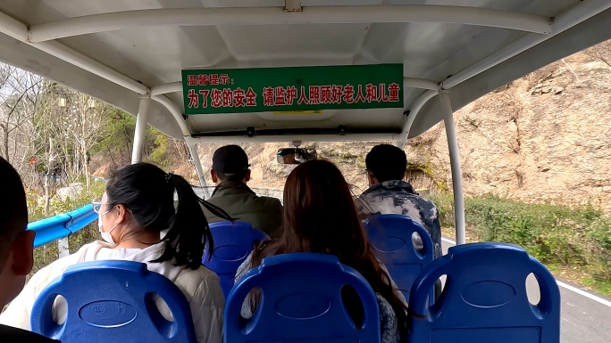 旅游景区乘坐观光车