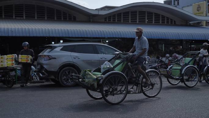 柬埔寨金边繁忙的中央市场客先死人力三轮车