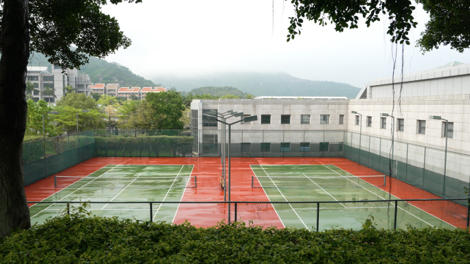 雨后的球场网球场