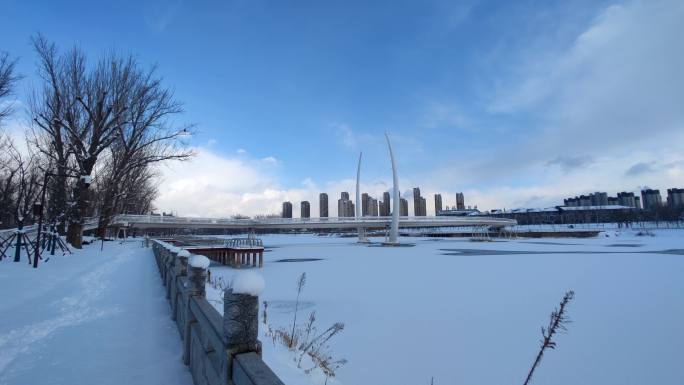 河边雪景