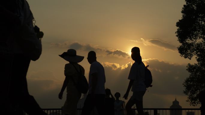 夕阳人物剪影黄昏天空云朵阳光