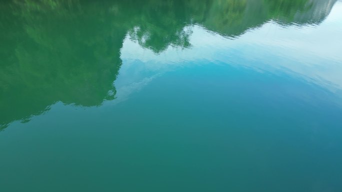 宁静自然风景平静水面绿色湖面