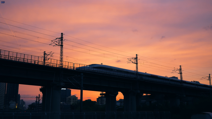 【4K】黄昏落日高铁穿过城市晚霞下的高铁