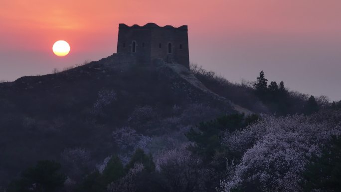 长城日出火红太阳和烽火台