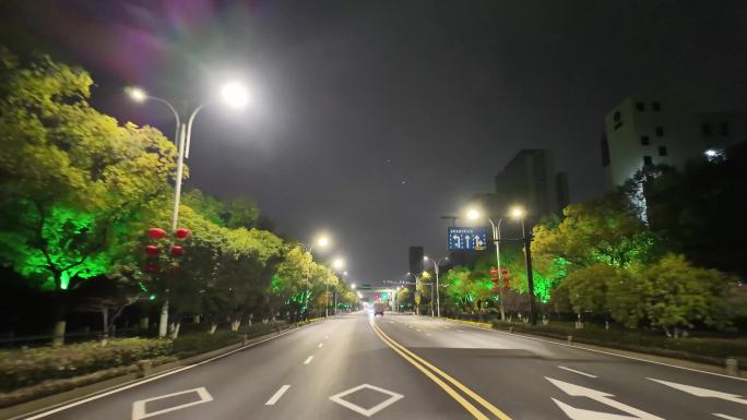 城市夜晚开车第一视角汽车窗外沿途风景马路