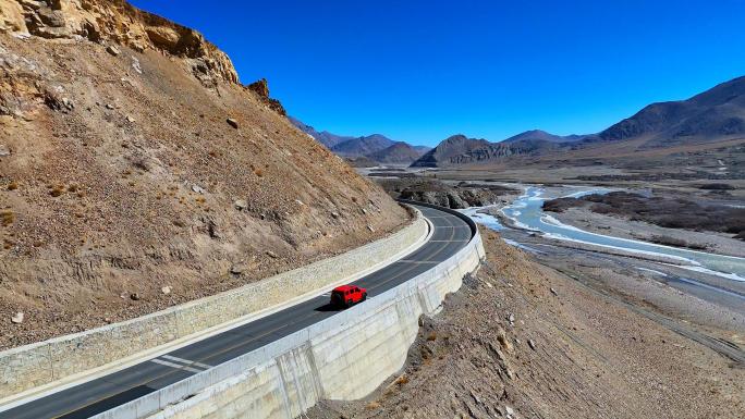 航拍西藏荒野公路自驾