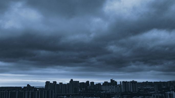 乌云笼罩在城市上空
