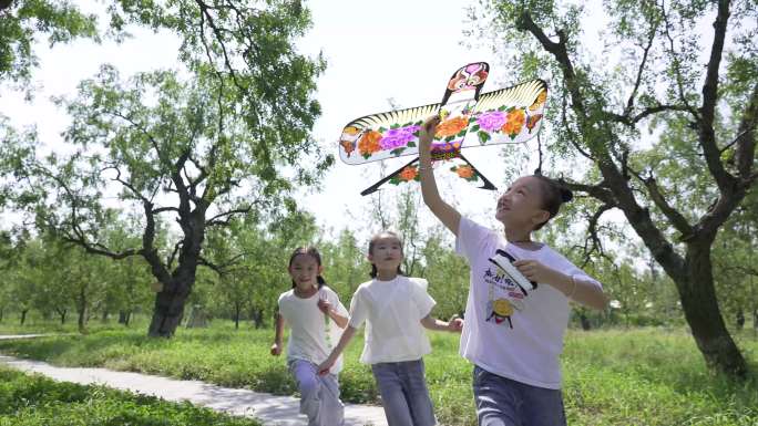 树林奔跑 孩子奔跑放纸鸢儿童奔跑快乐童年