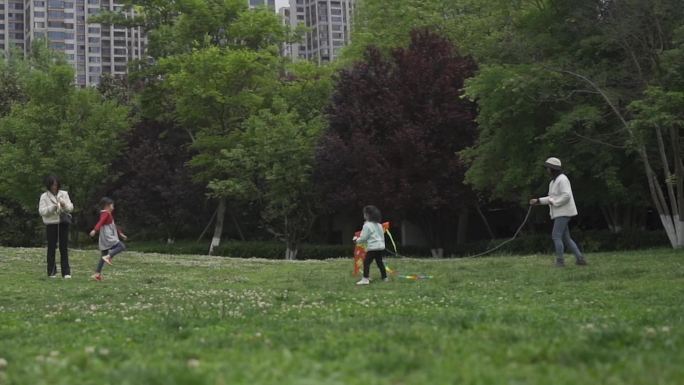 妈妈陪孩子放风筝 湿地公园儿童节母亲节