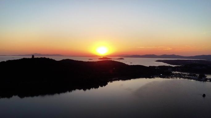 航拍夕阳太湖山坡晚霞