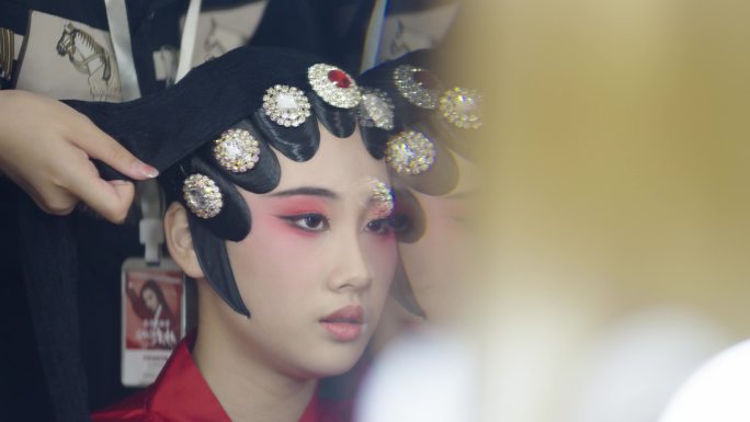 4K实拍京剧艺术之绝美妆造与妆容戴发套