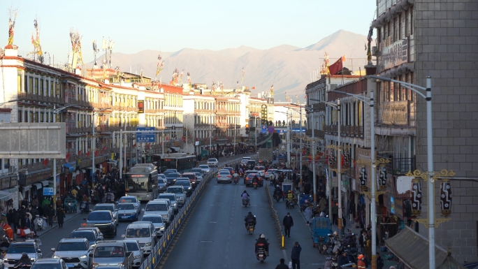 西藏拉萨市布达拉宫街道夕阳车流