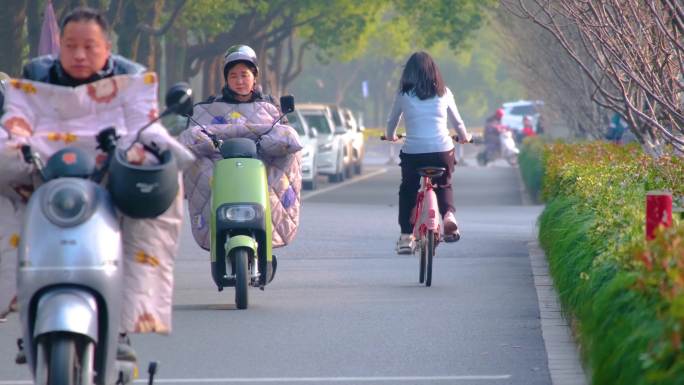 繁忙城市都市马路公路汽车行驶车流行人过马